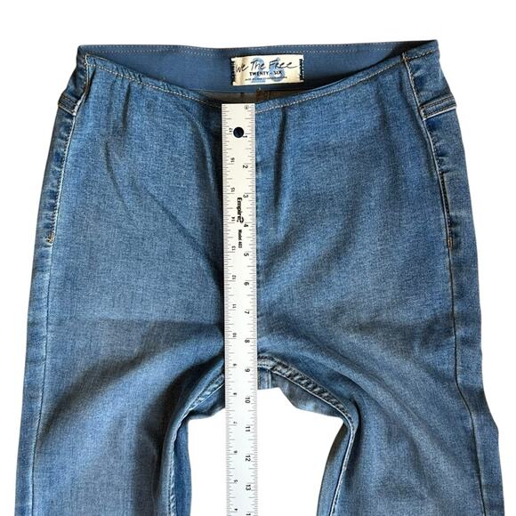 Free People Women’s Sz 26 Penny Pull On Flare Jeans Medium Wash Denim - Picture 13 of 15